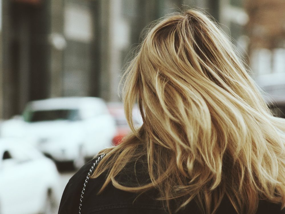 Cabelo VERDE por causa da piscina? Veja o que pode ajudar