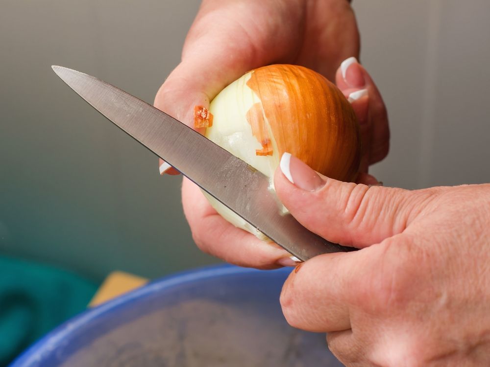 Use cebola para limpar grelhas e panelas: É fácil!