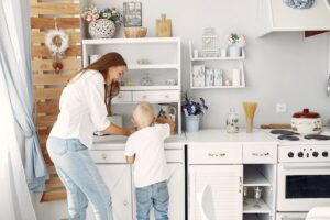 Envolver seus filhos na organização de casa é uma ótima maneira de ensiná-los a serem organizados desde cedo!